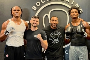 火箭官方晒照：汤普森兄弟和职业拳击手一起进行拳击训练
